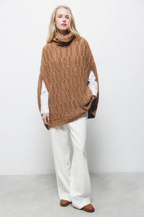 Poncho in maglia strutturata con collo alto
