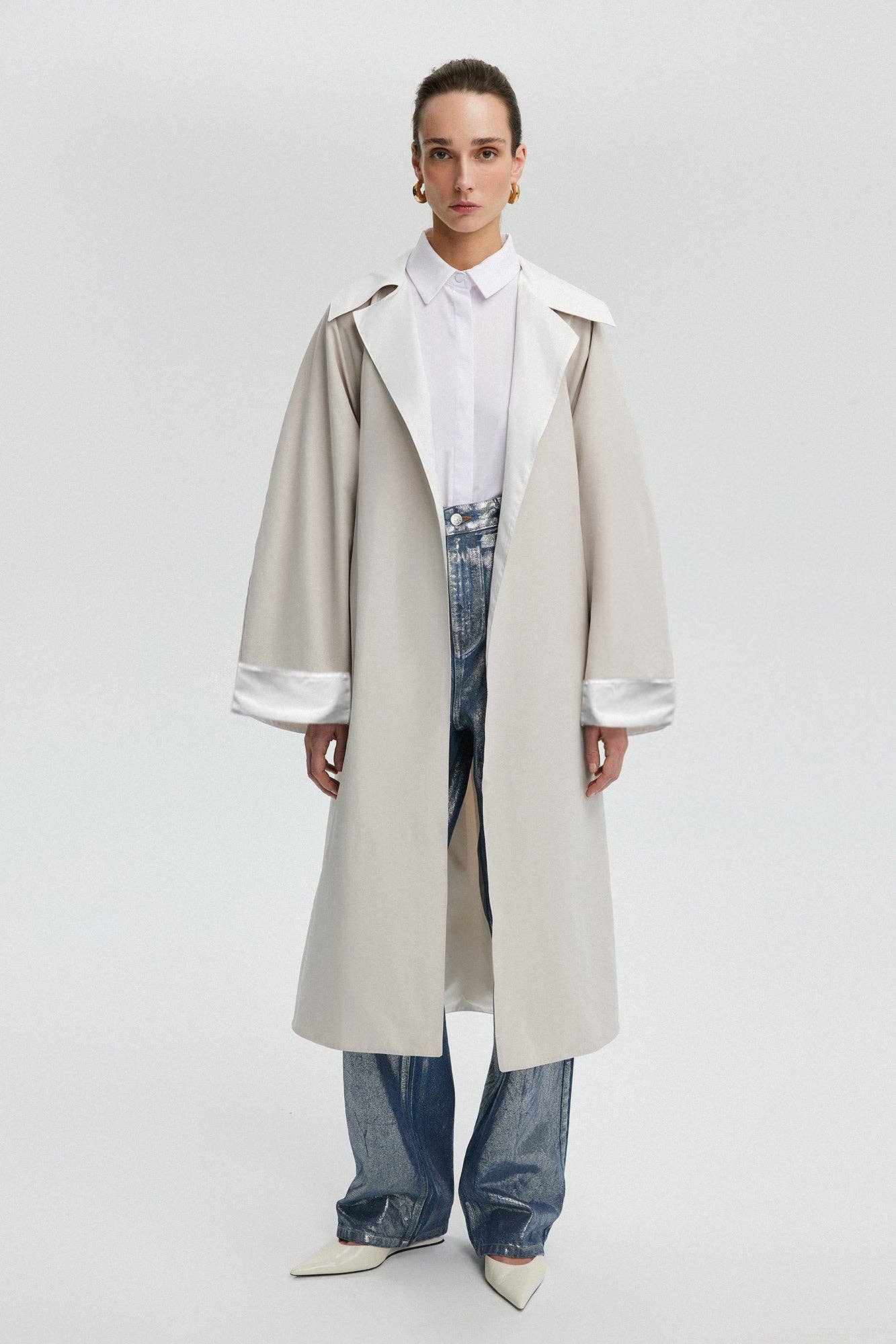 Trench oversize con maniche raglan e cintura