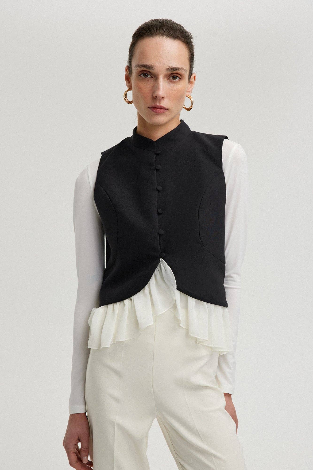 Gilet nero in crêpe con volant in chiffon