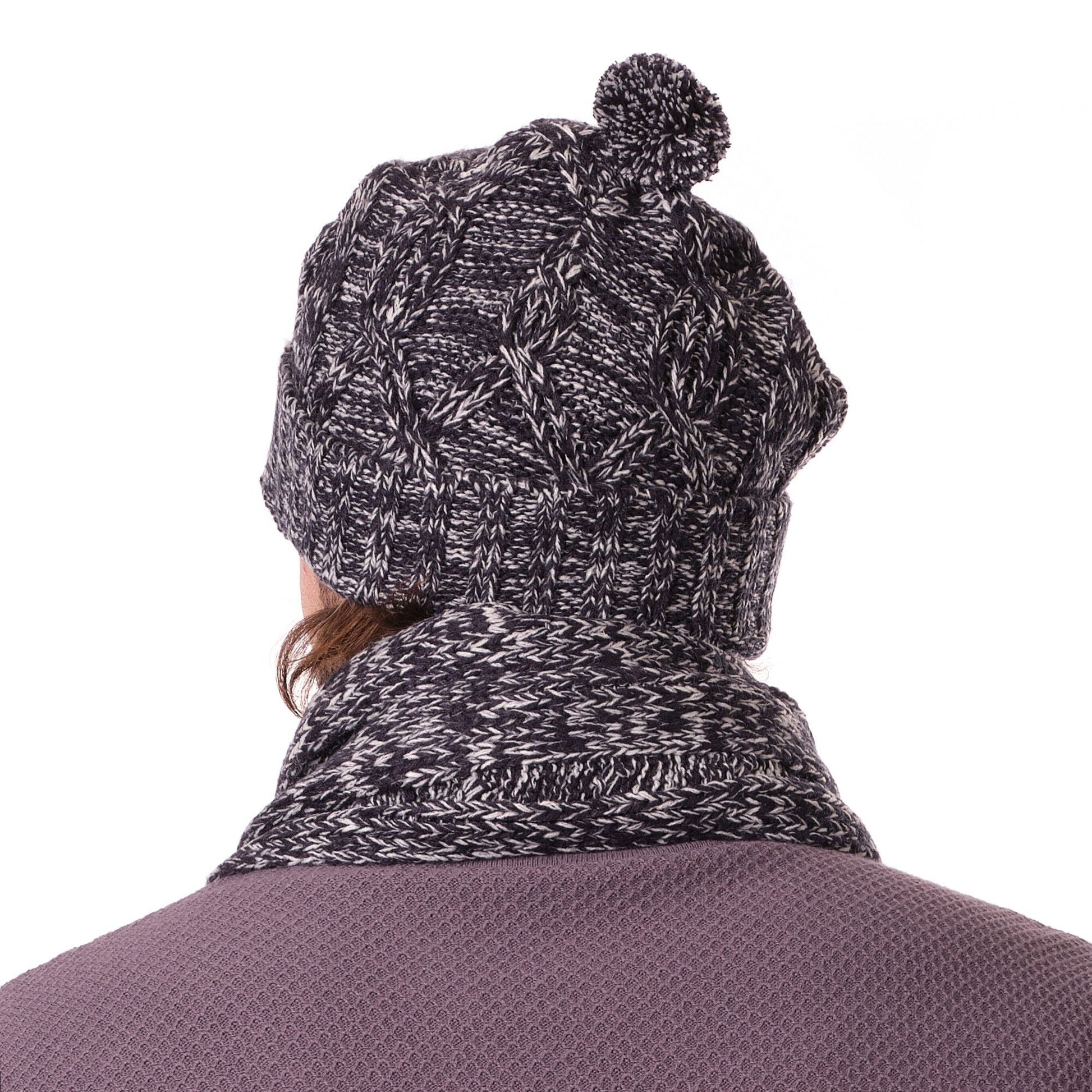 Set sciarpa e cappello in maglia con pompon