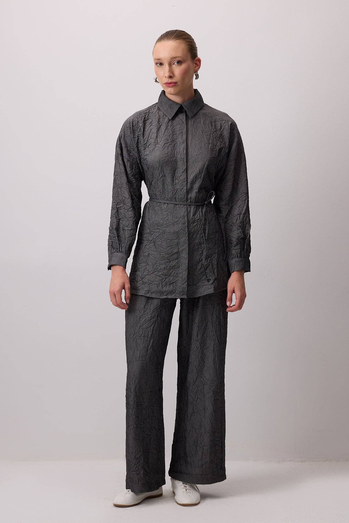 Completo camicia e pantaloni testurizzati effetto stropicciato