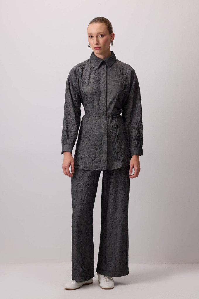 Completo camicia e pantaloni testurizzati effetto stropicciato
