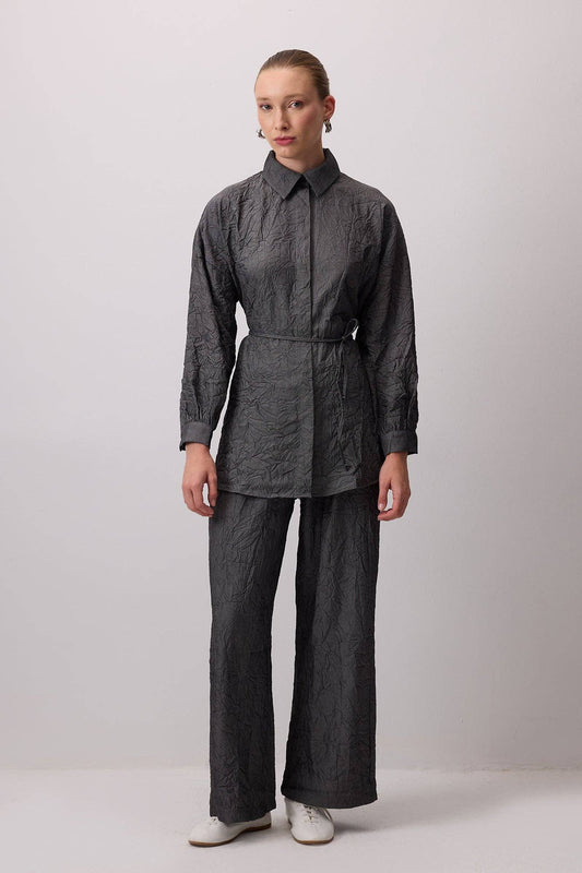 Completo camicia e pantaloni testurizzati effetto stropicciato