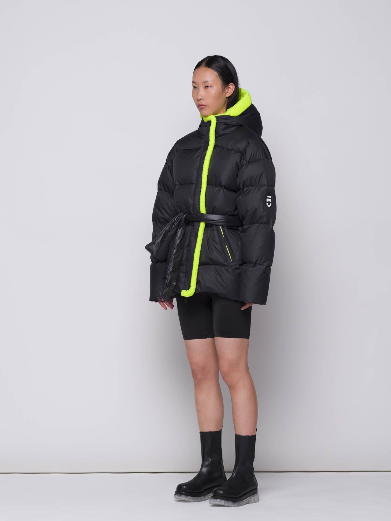 Piumino puffer con cintura bicolore nero e giallo fluo