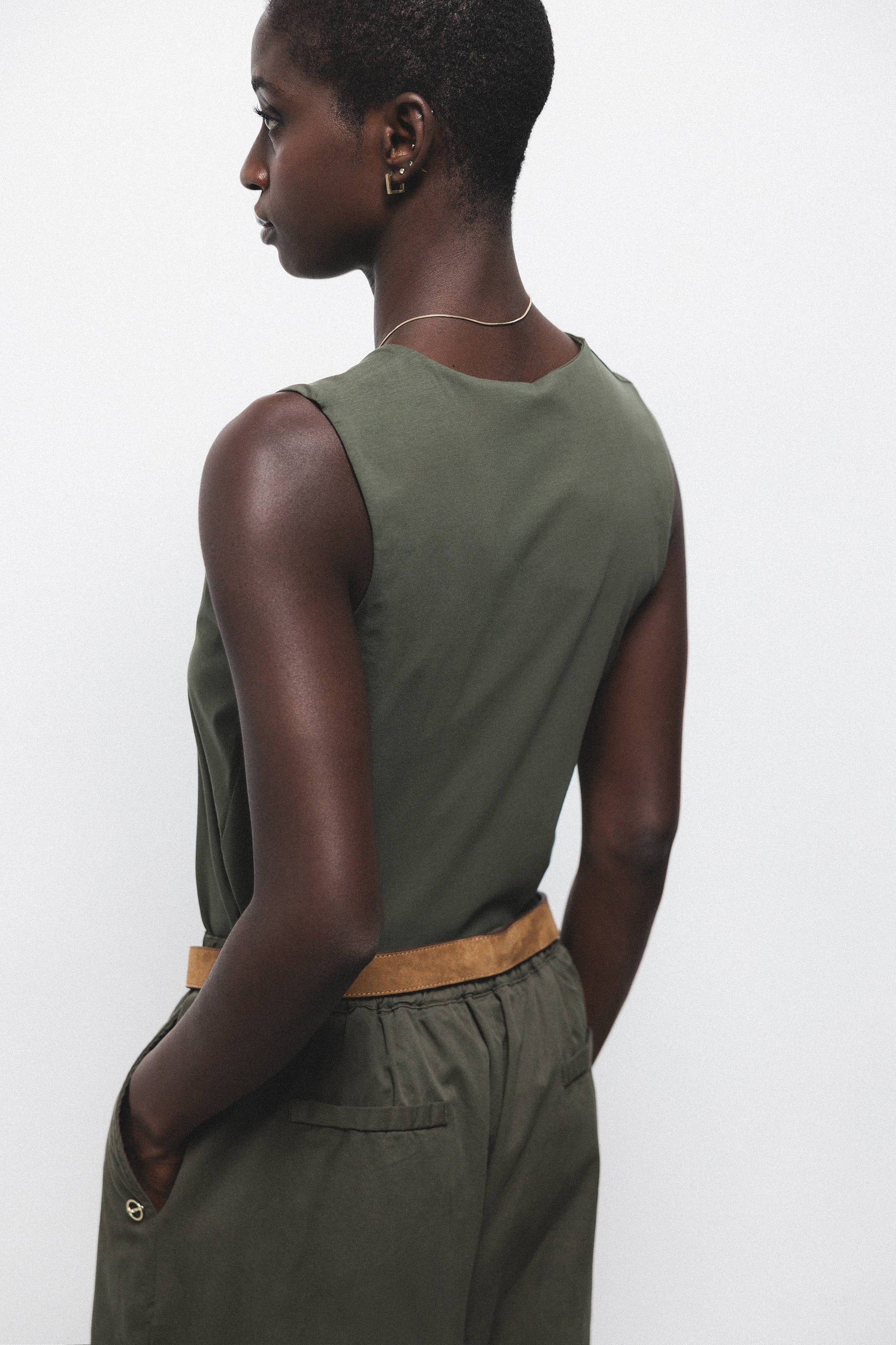 Top basic senza maniche con scollo a V