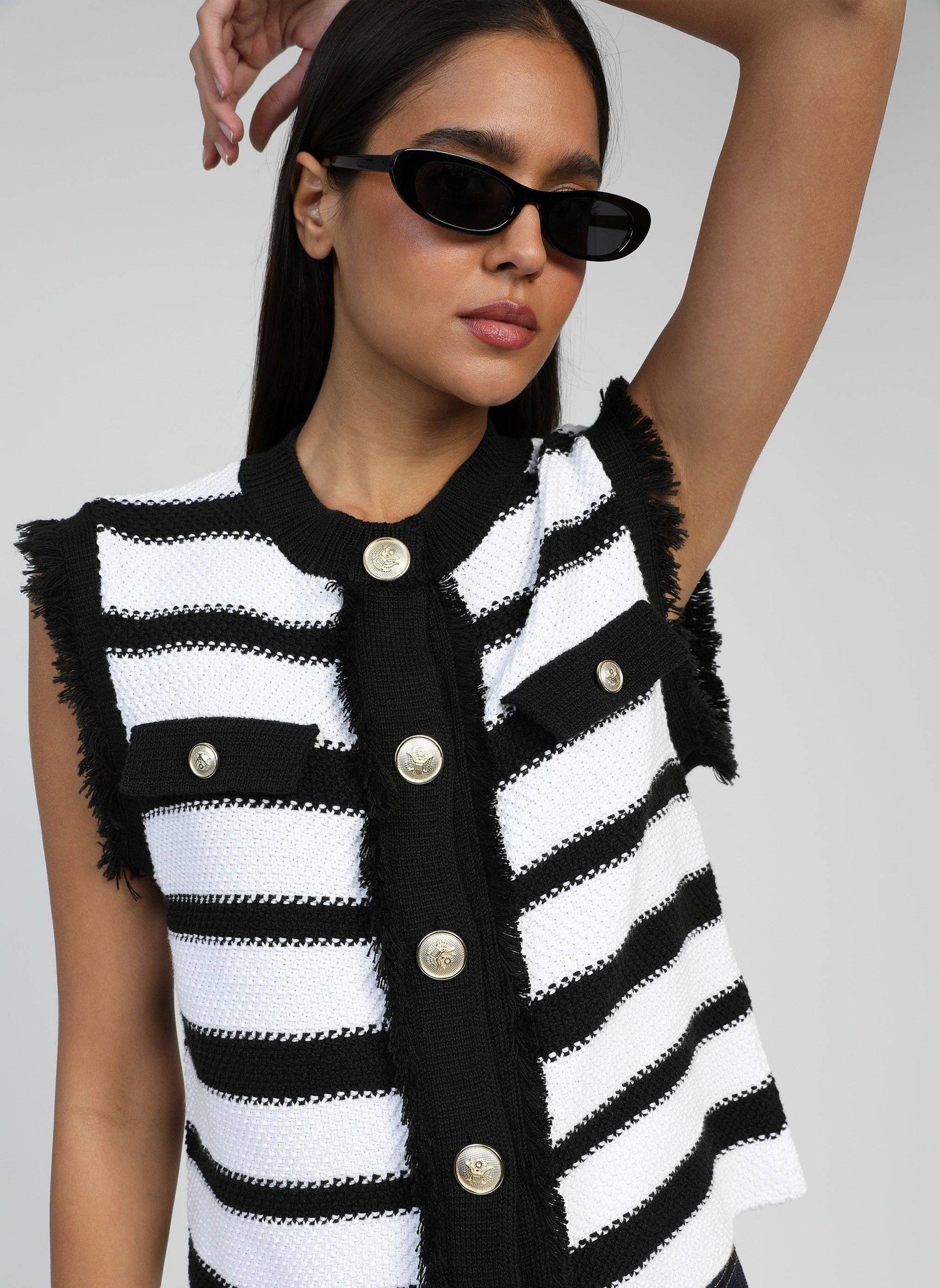 Cardigan smanicato a righe con bottoni gioiello