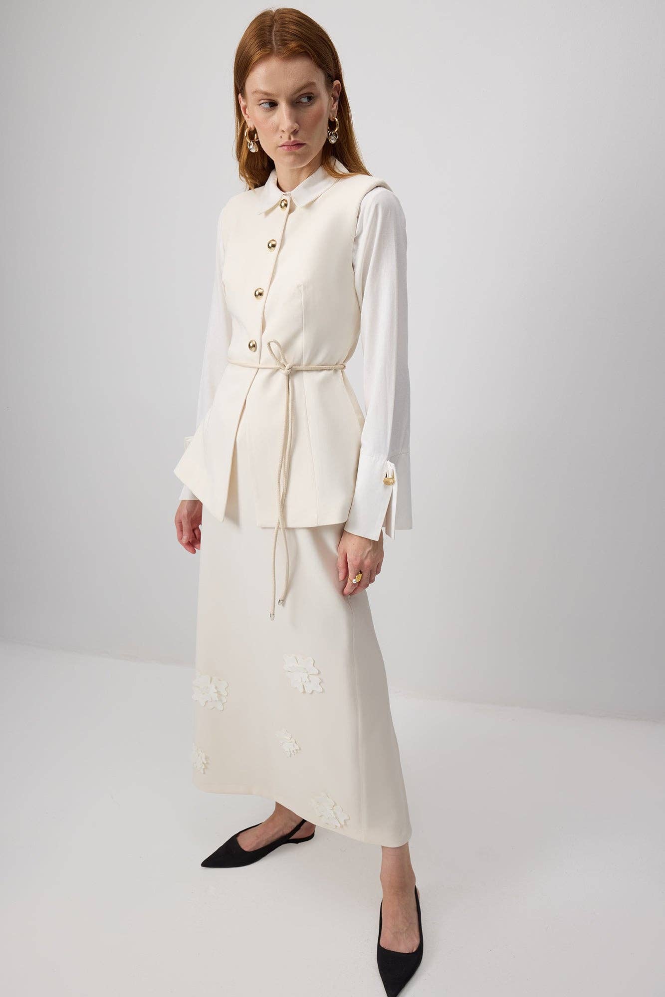 Gilet aderente crema con bottoni dorati