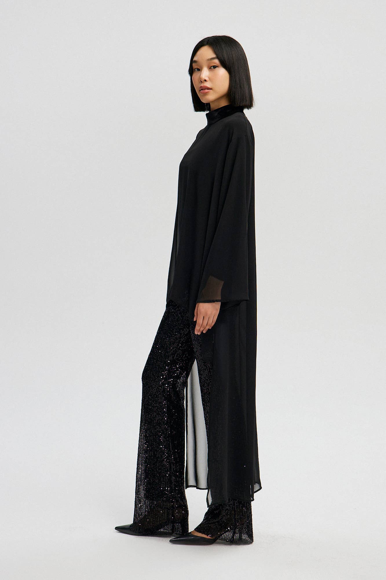 Tunica nera in chiffon con collo in velluto