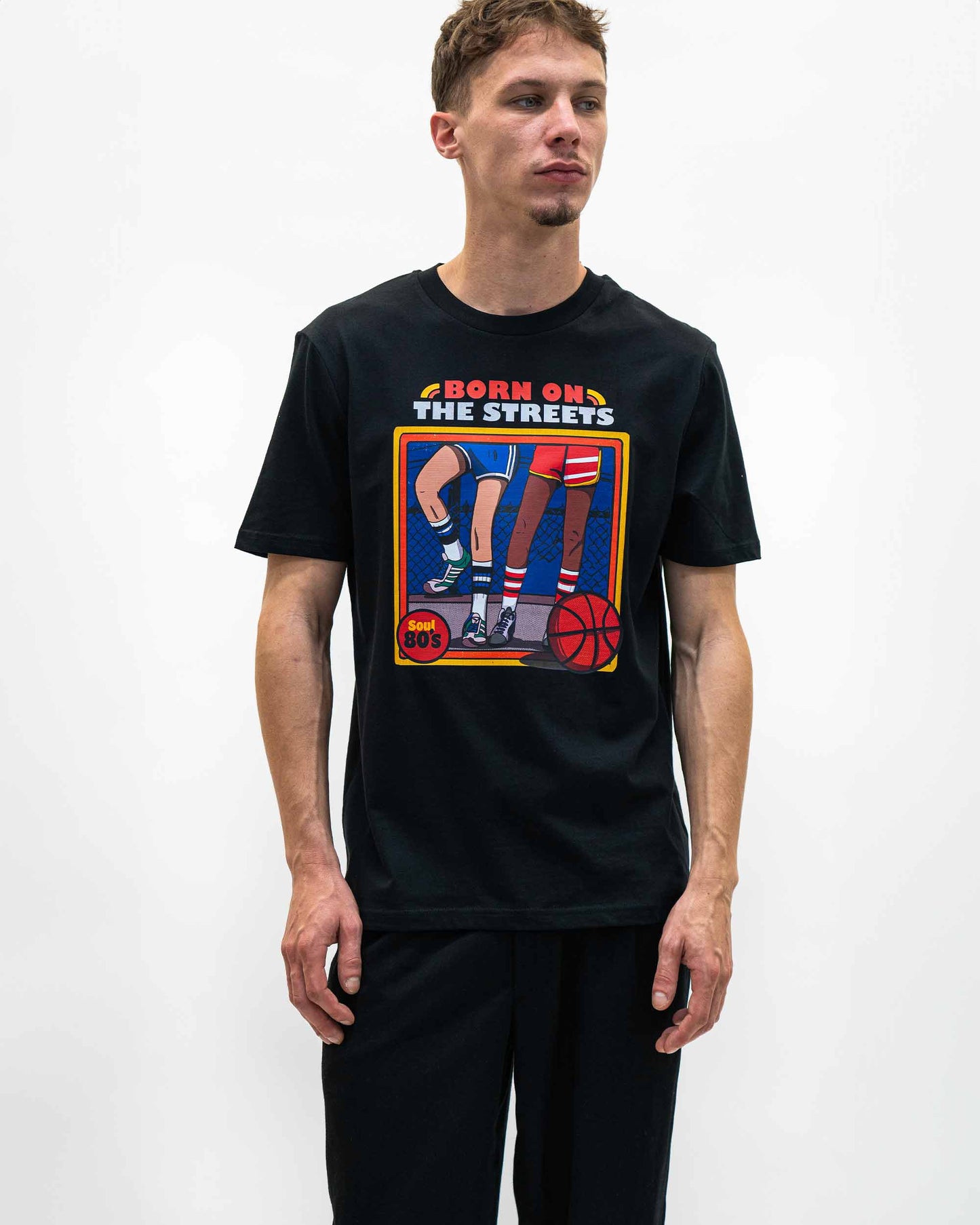 T-shirt unisex in cotone biologico con stampa basket “Born on the Streets”