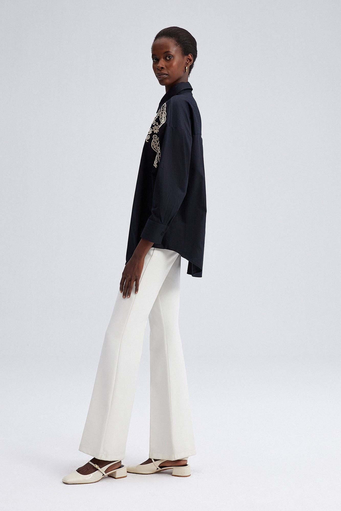 Camicia oversize nera ricamata con bottoni