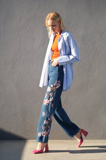 Jeans in denim a vita alta con ricamo floreale