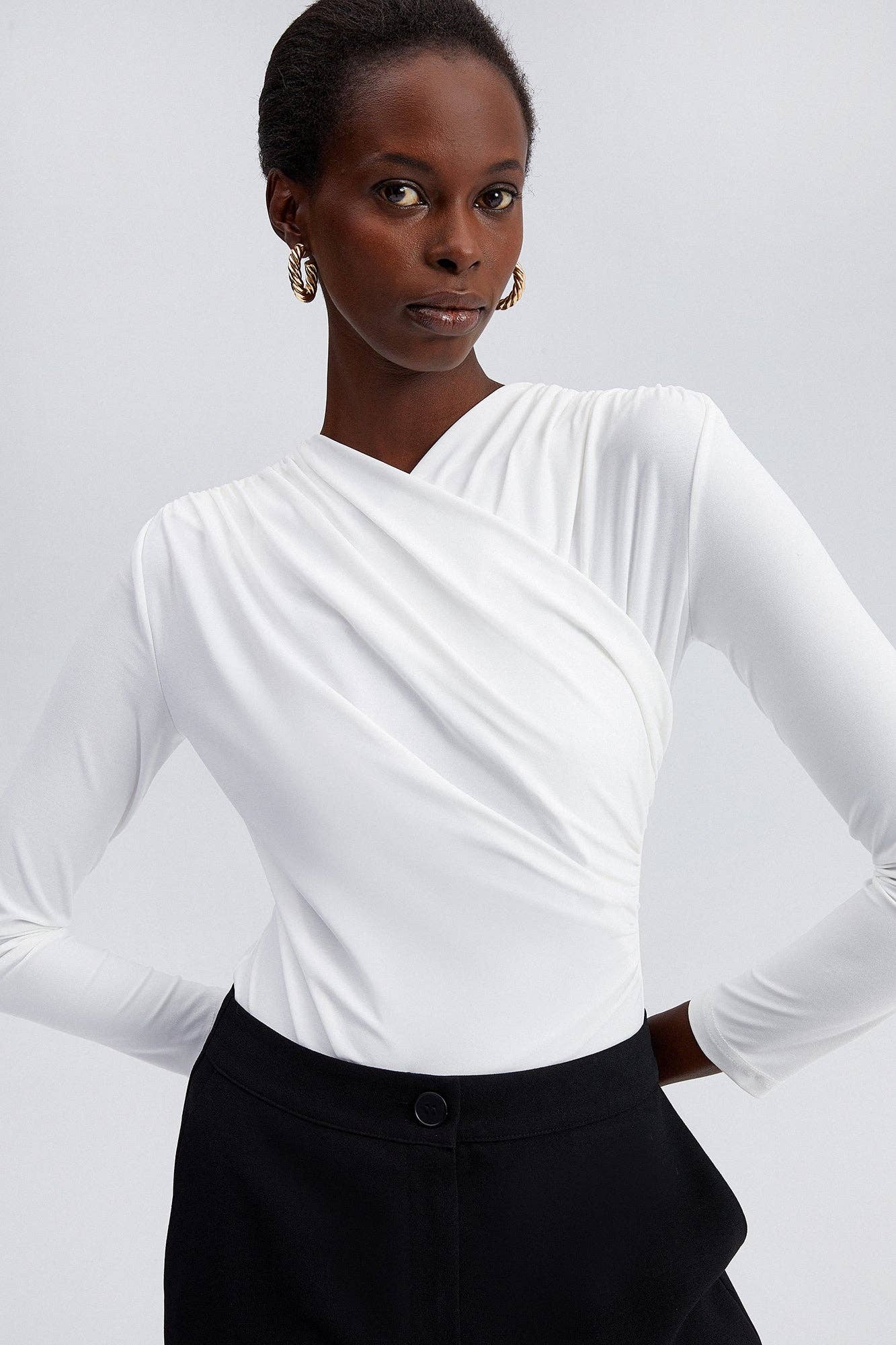 Body drappeggiato elasticizzato ecru a maniche lunghe con scollo a incrocio
