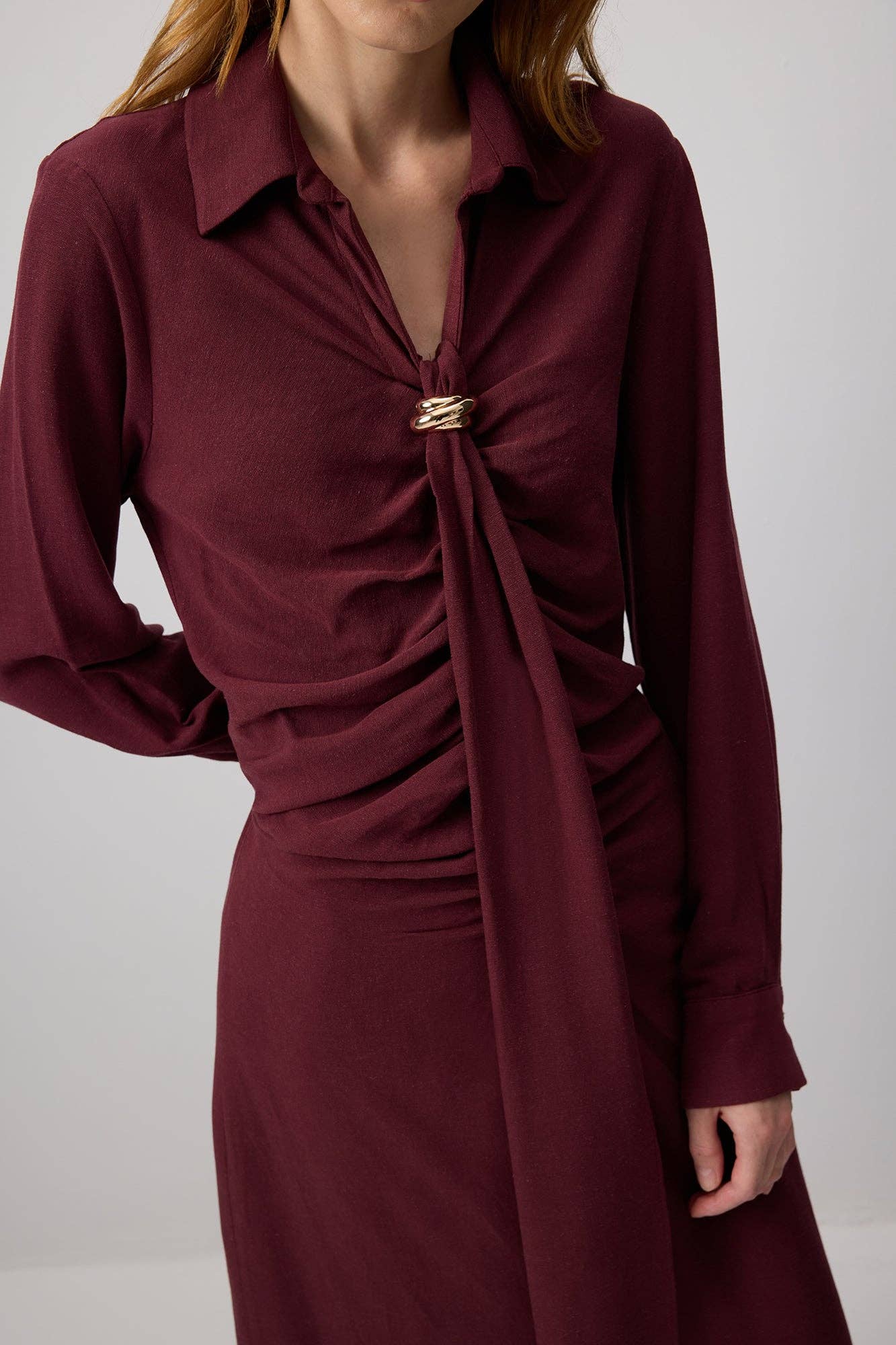 Abito lungo bordeaux con spilla e drappeggi