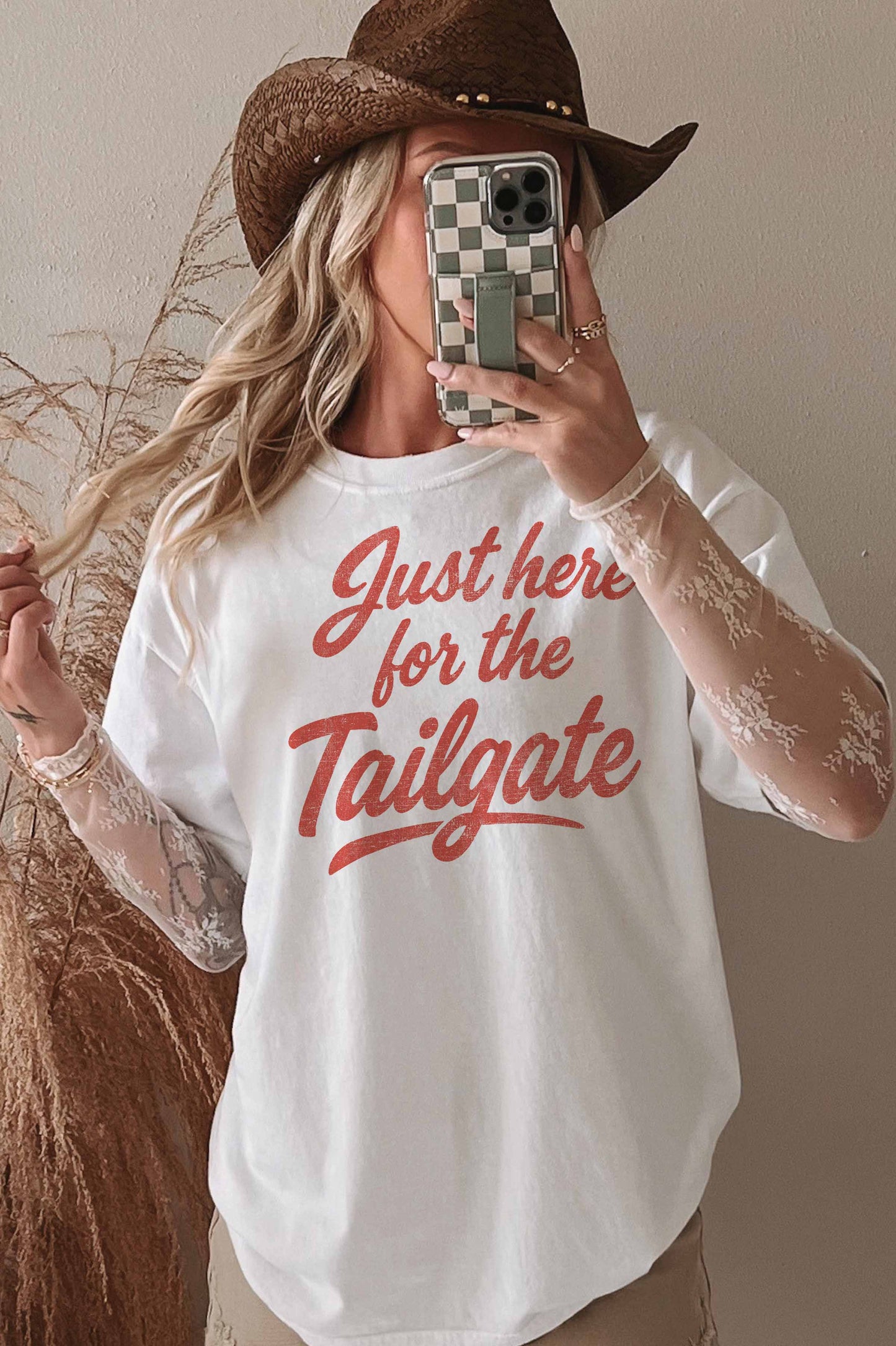 T-shirt oversize grafica “Just Here for the Tailgate”