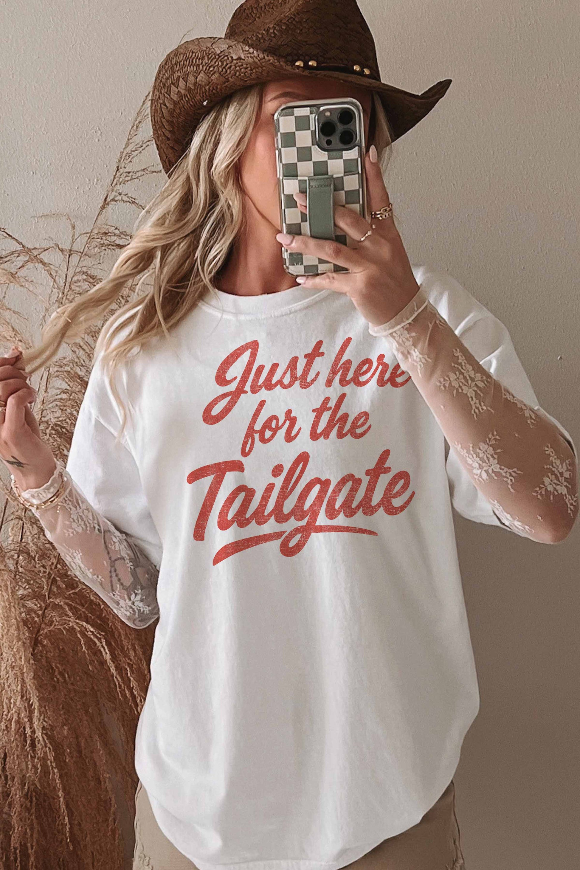 T-shirt oversize grafica “Just Here for the Tailgate”
