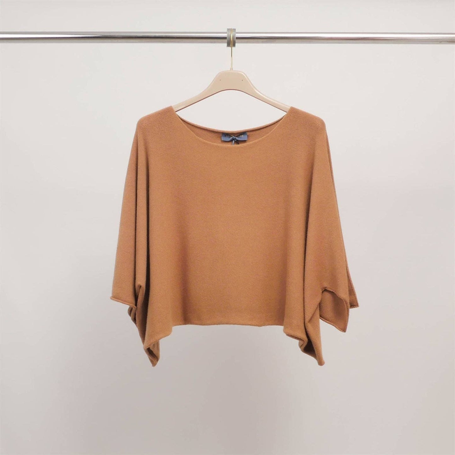Maglia ampia con scollo a barca e maniche pipistrello