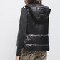 Gilet imbottito con cappuccio e lacci laterali