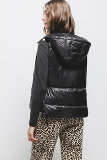 Gilet imbottito con cappuccio e lacci laterali
