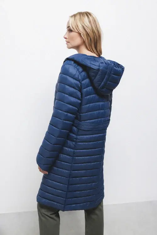 Parka lungo imbottito con cappuccio e cintura da donna