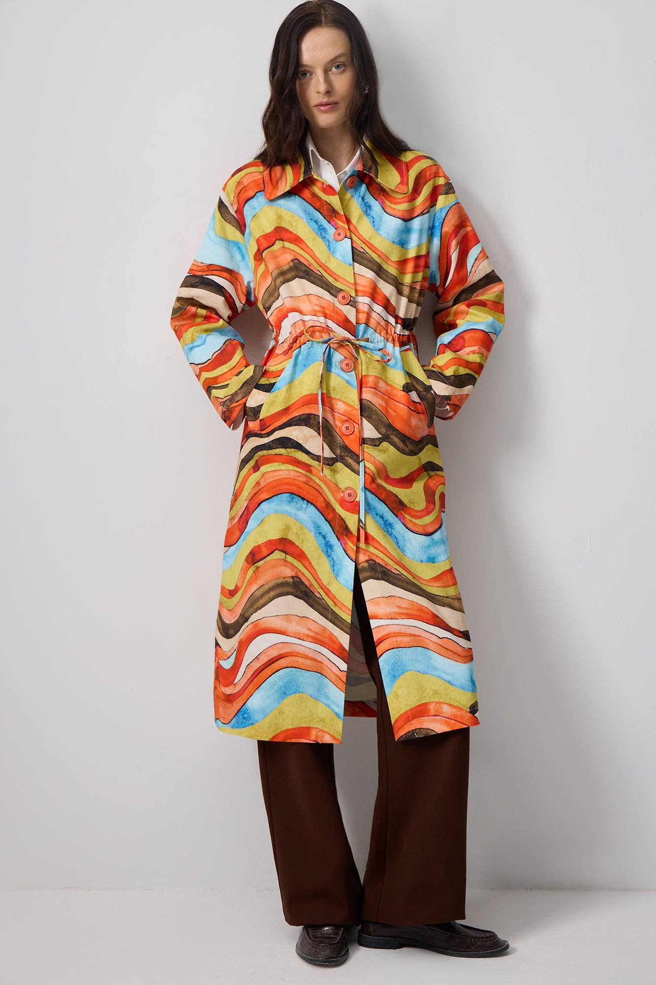 Trench coat in cotone con cintura e stampa astratta Colorwave