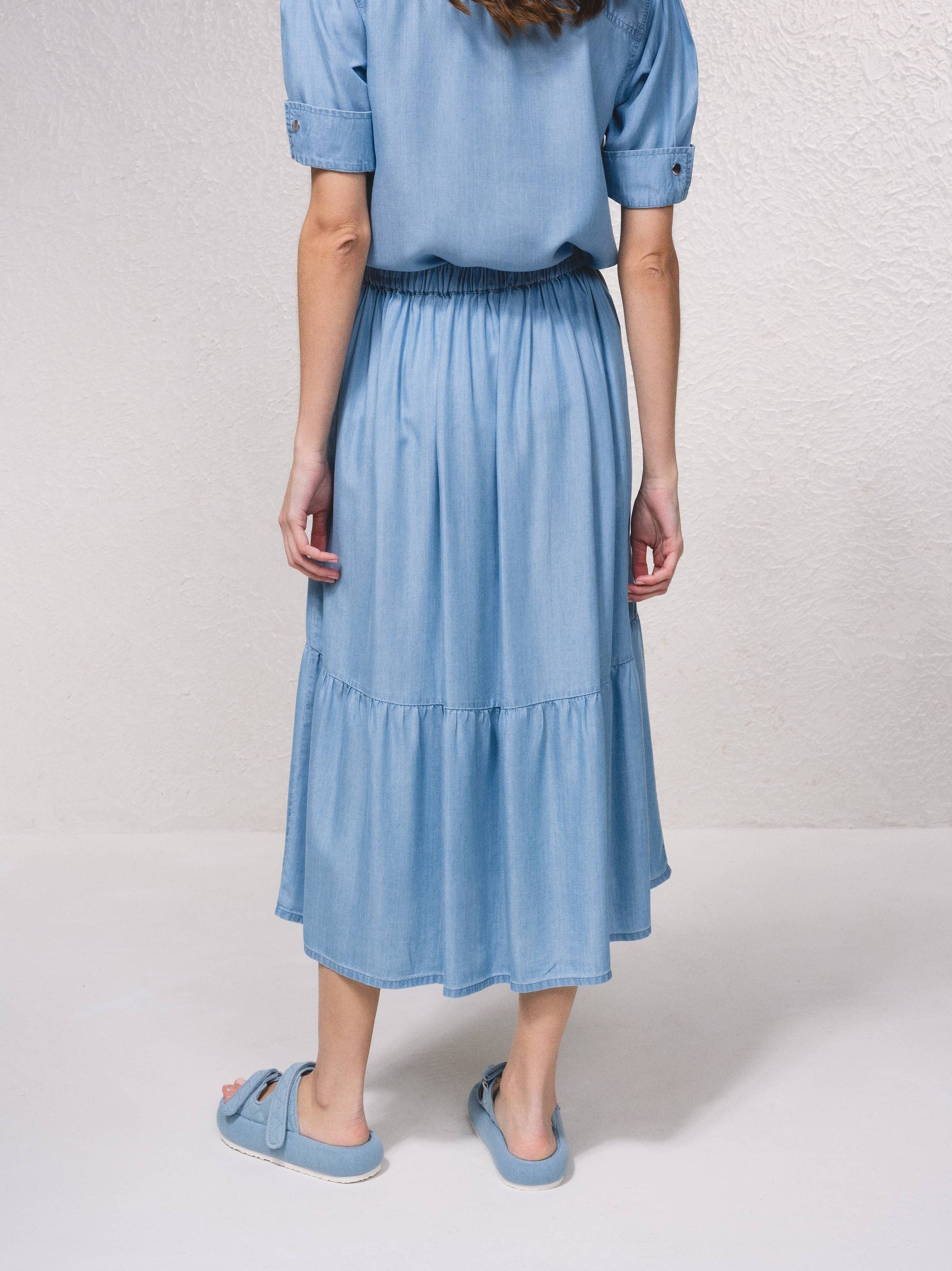 Gonna midi in denim leggero con bottoni frontali