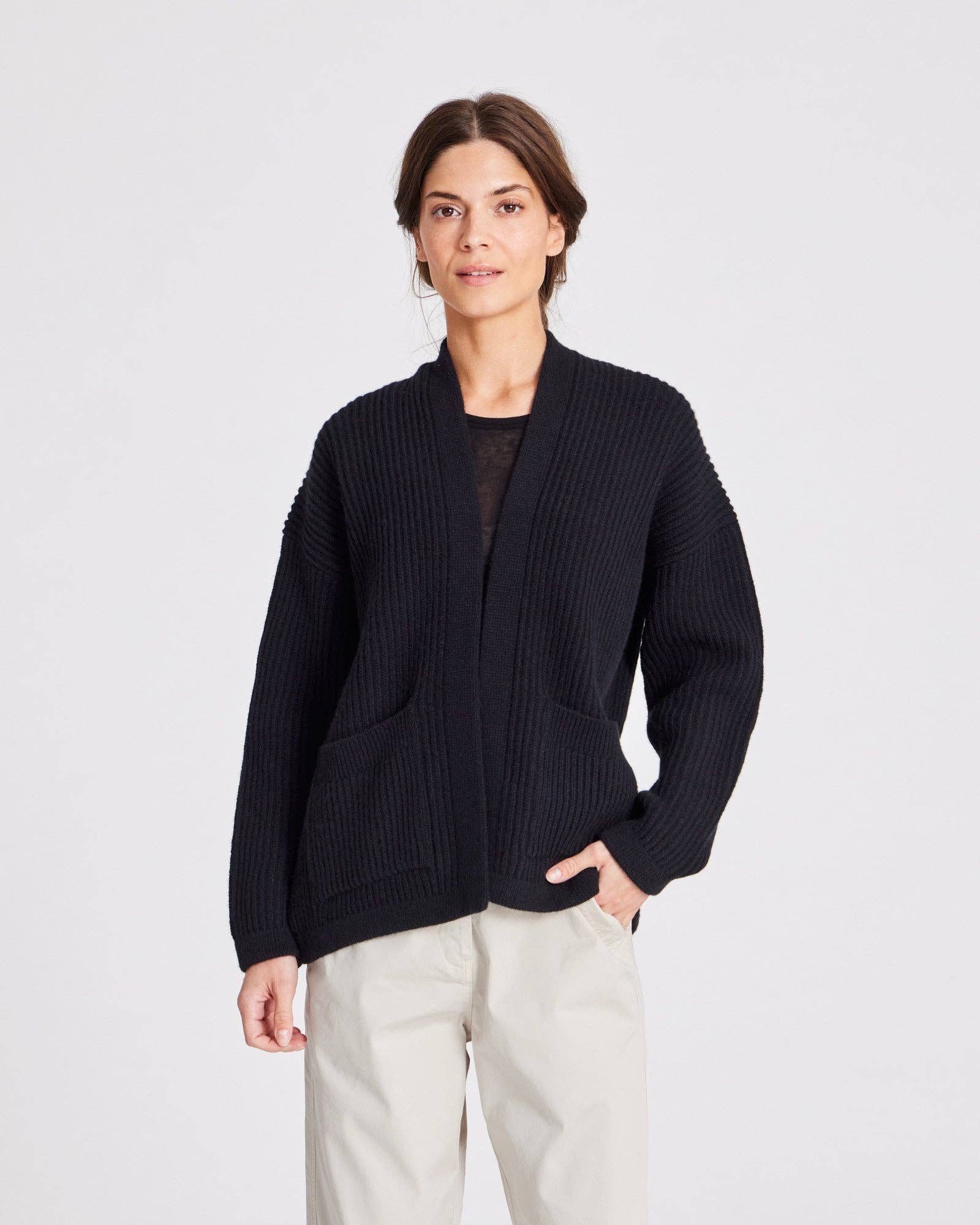 Cardigan Mette in lana d’agnello biologica nero