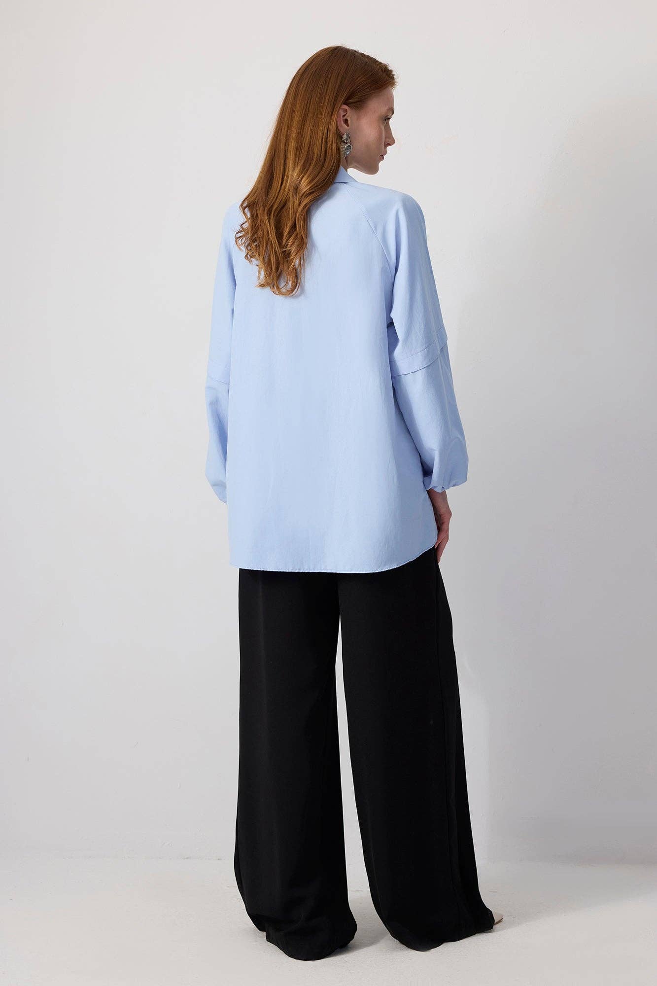 Camicia in popeline con arricciature e cuciture a contrasto