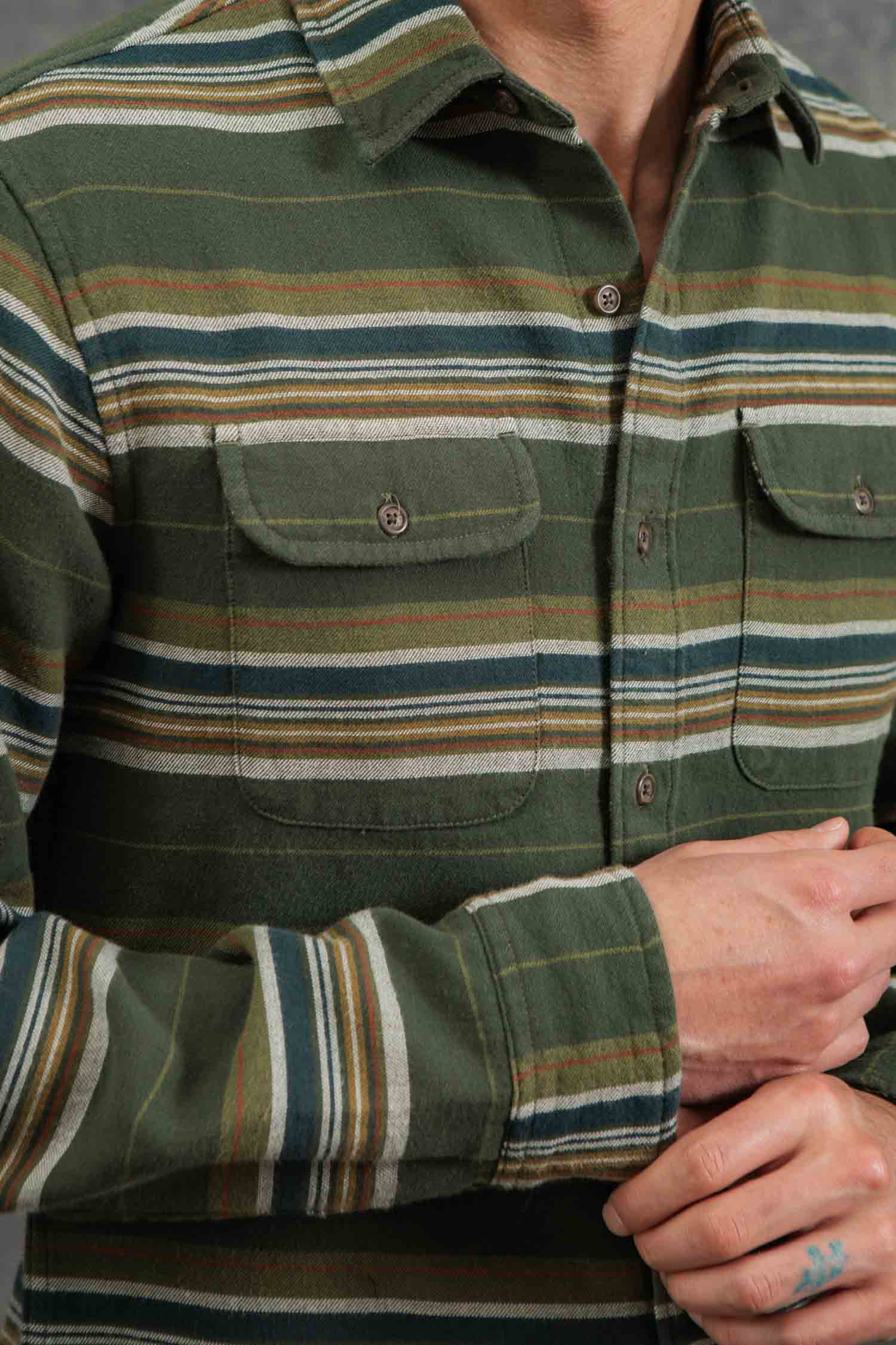 Camicia slim a righe in cotone spazzolato con doppie tasche