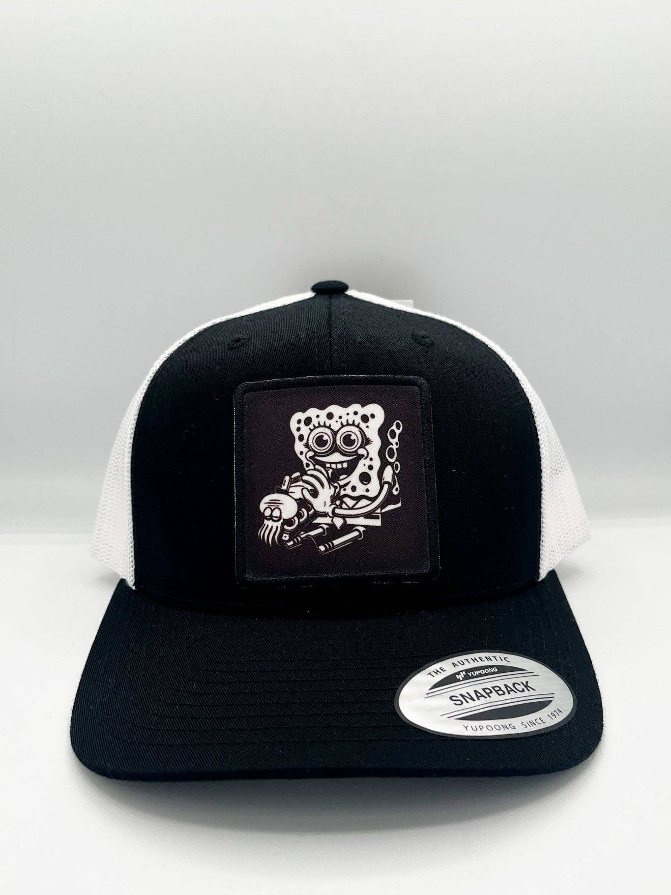 Cappellino trucker nero con patch grafica