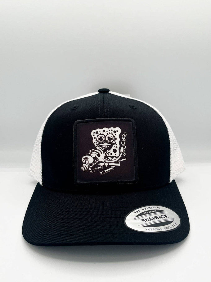 Cappellino trucker nero con patch grafica