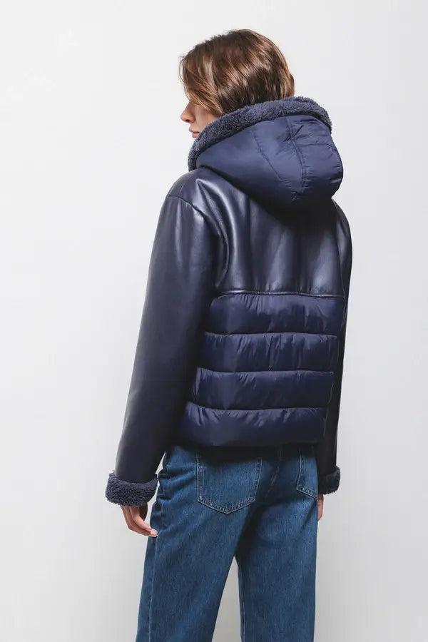 Giacca imbottita in eco-pelle con cappuccio e zip