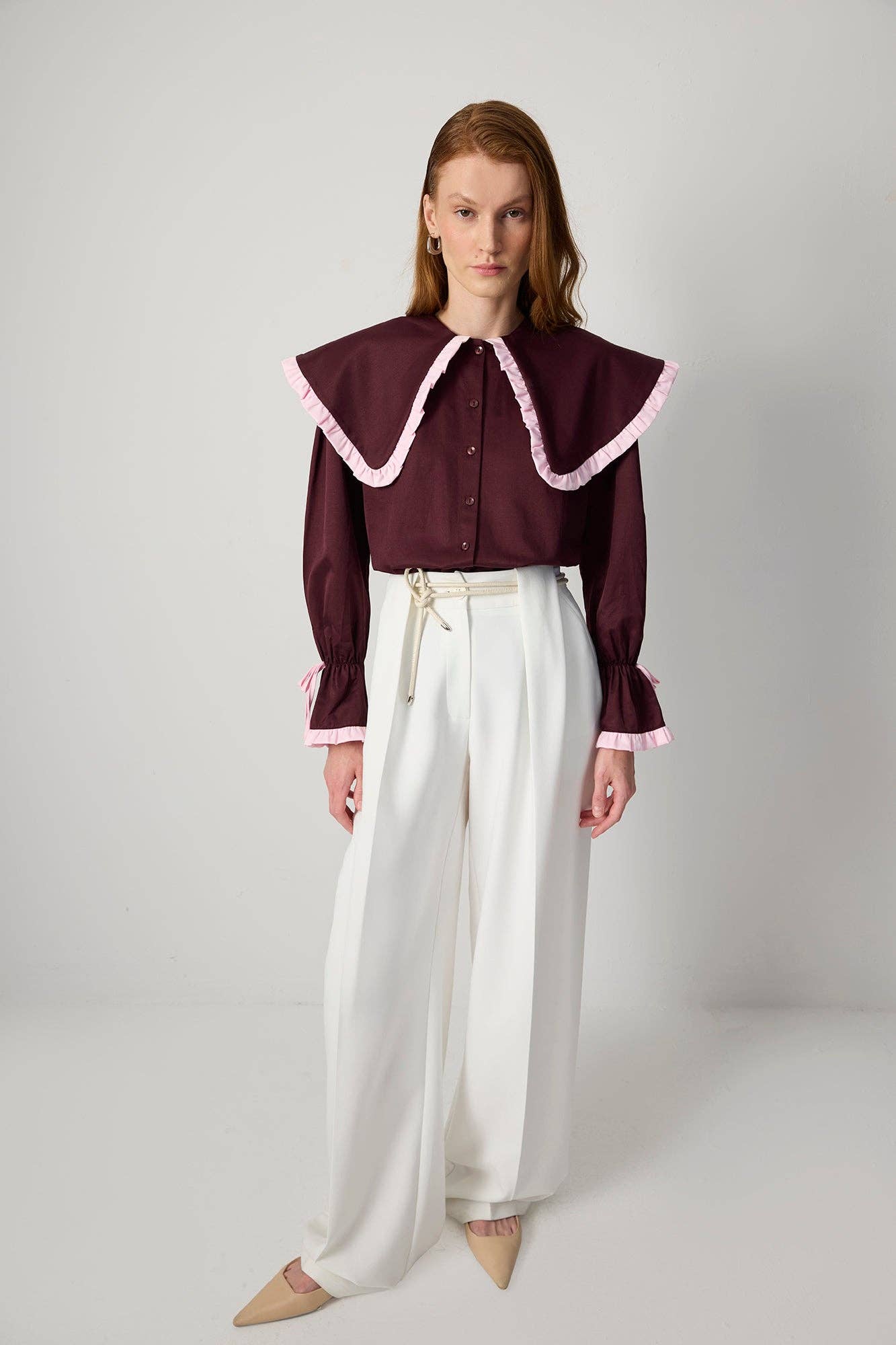 Camicia bordeaux con maxi colletto a contrasto e volant