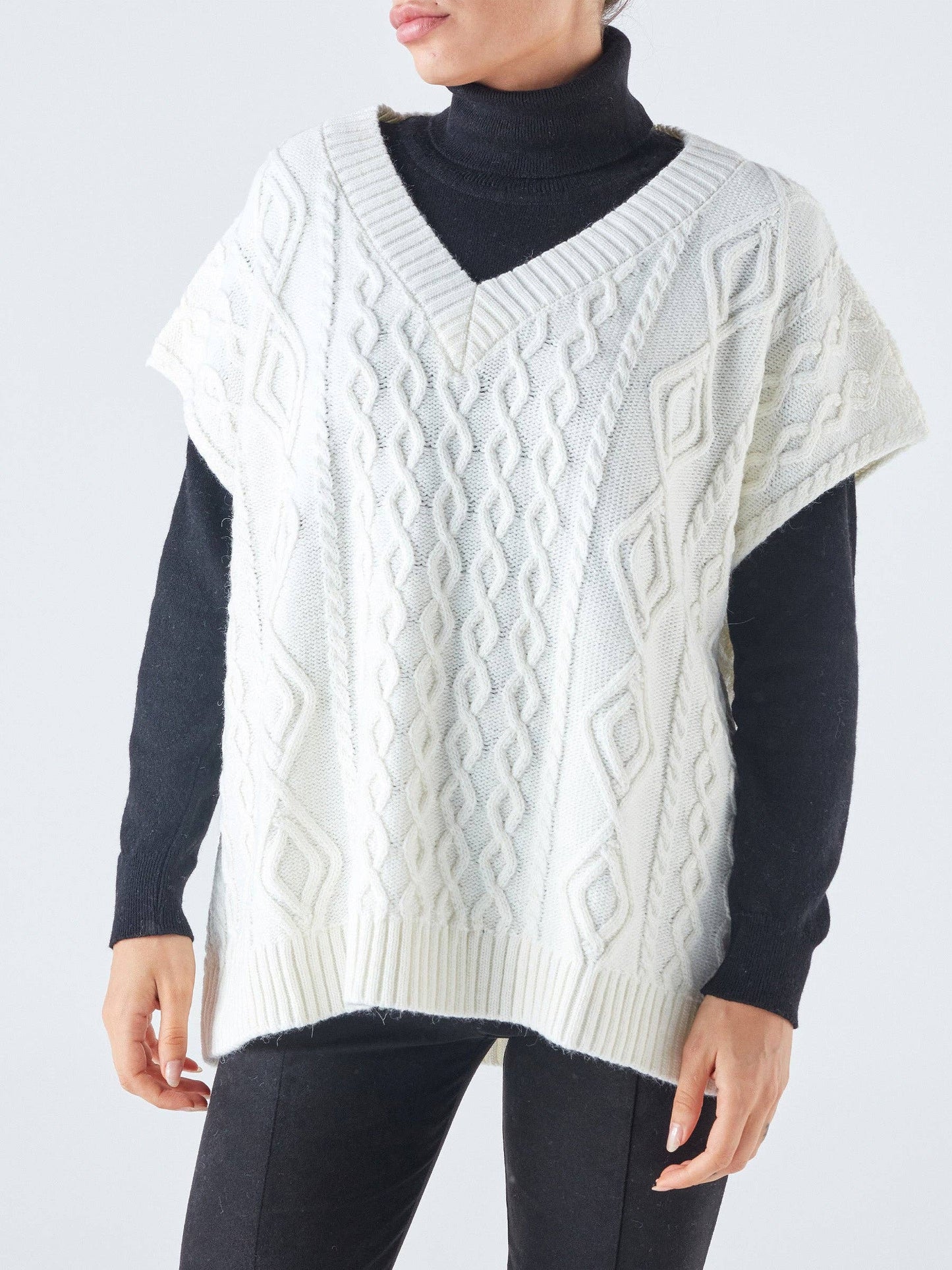 Gilet in maglia a trecce con scollo a V