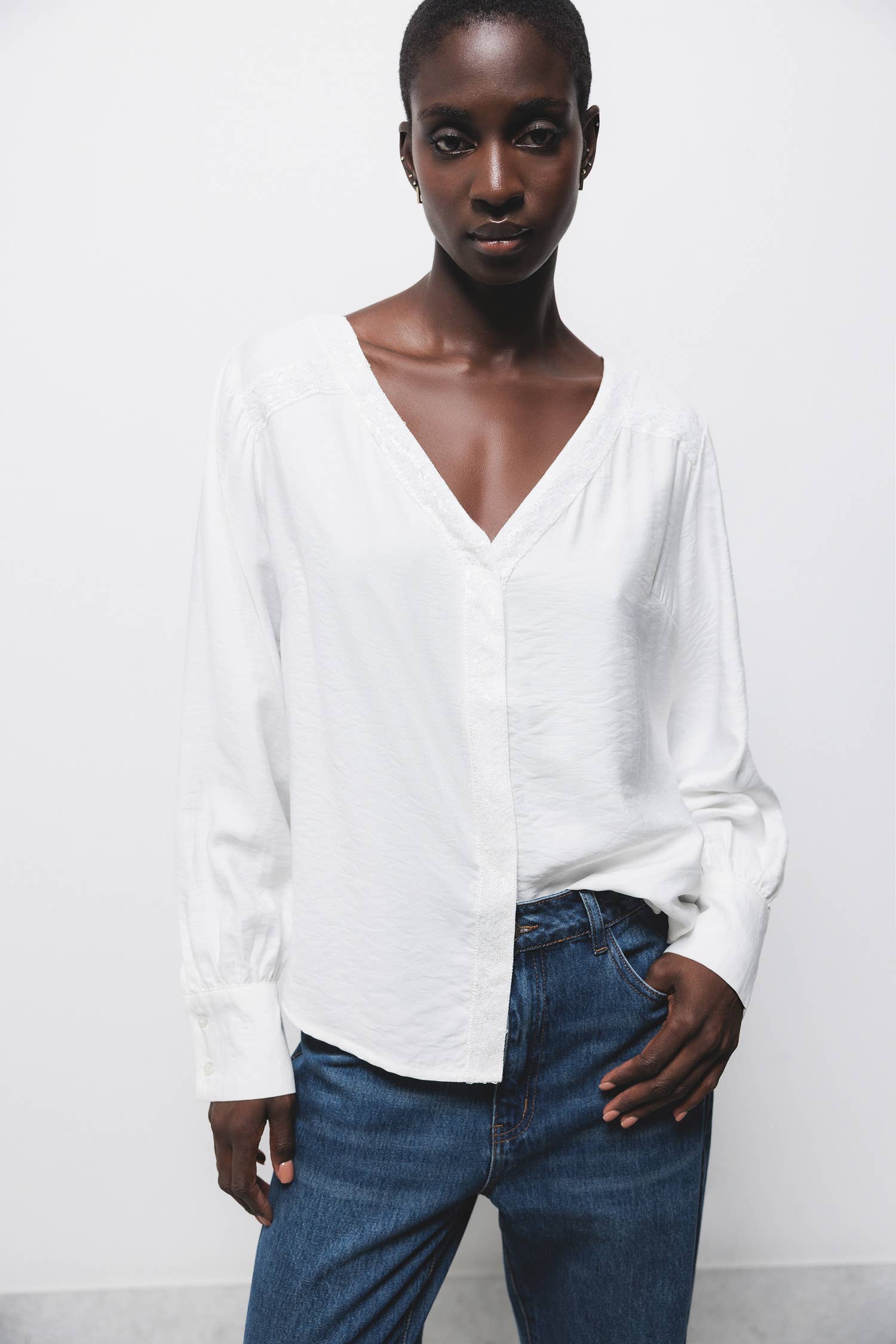 Blusa con paillettes e scollo a V
