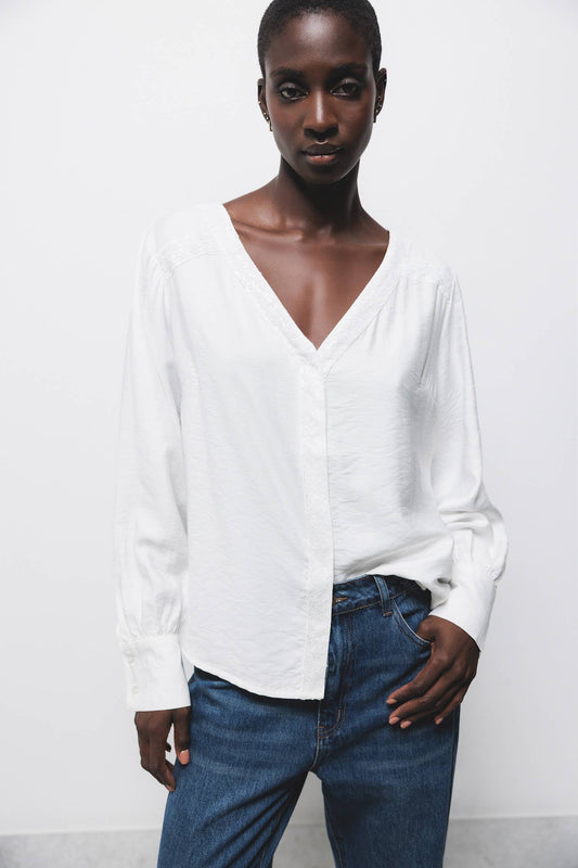 Blusa con paillettes e scollo a V
