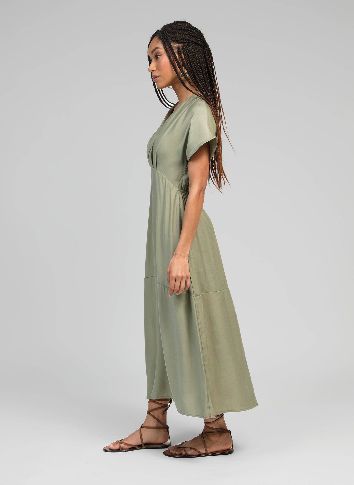 Abito midi verde militare Mekiana con scollo a V