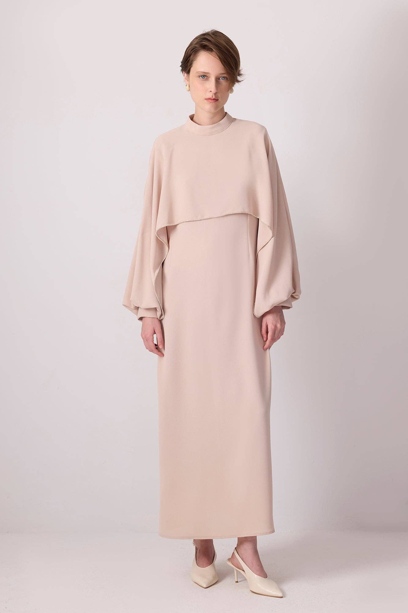 Abito mantella maxi beige ricamato con pietre