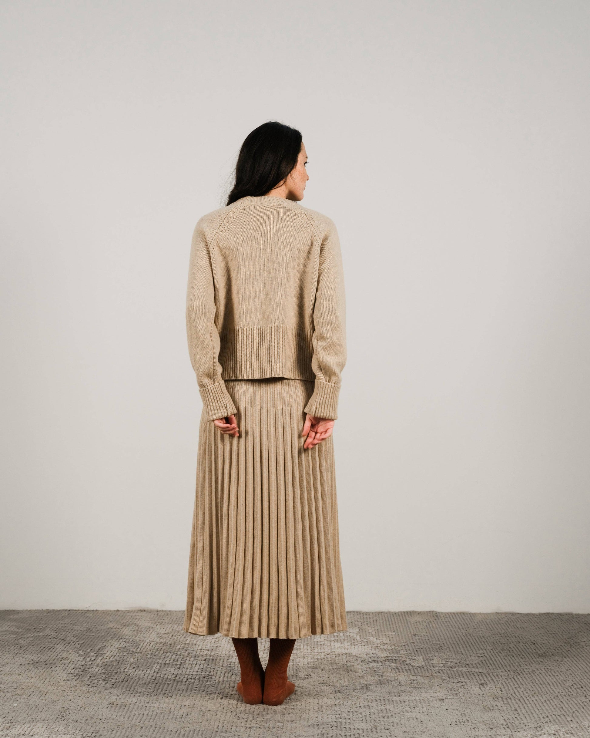 Maglione girocollo in misto cashmere con polsini arrotolati