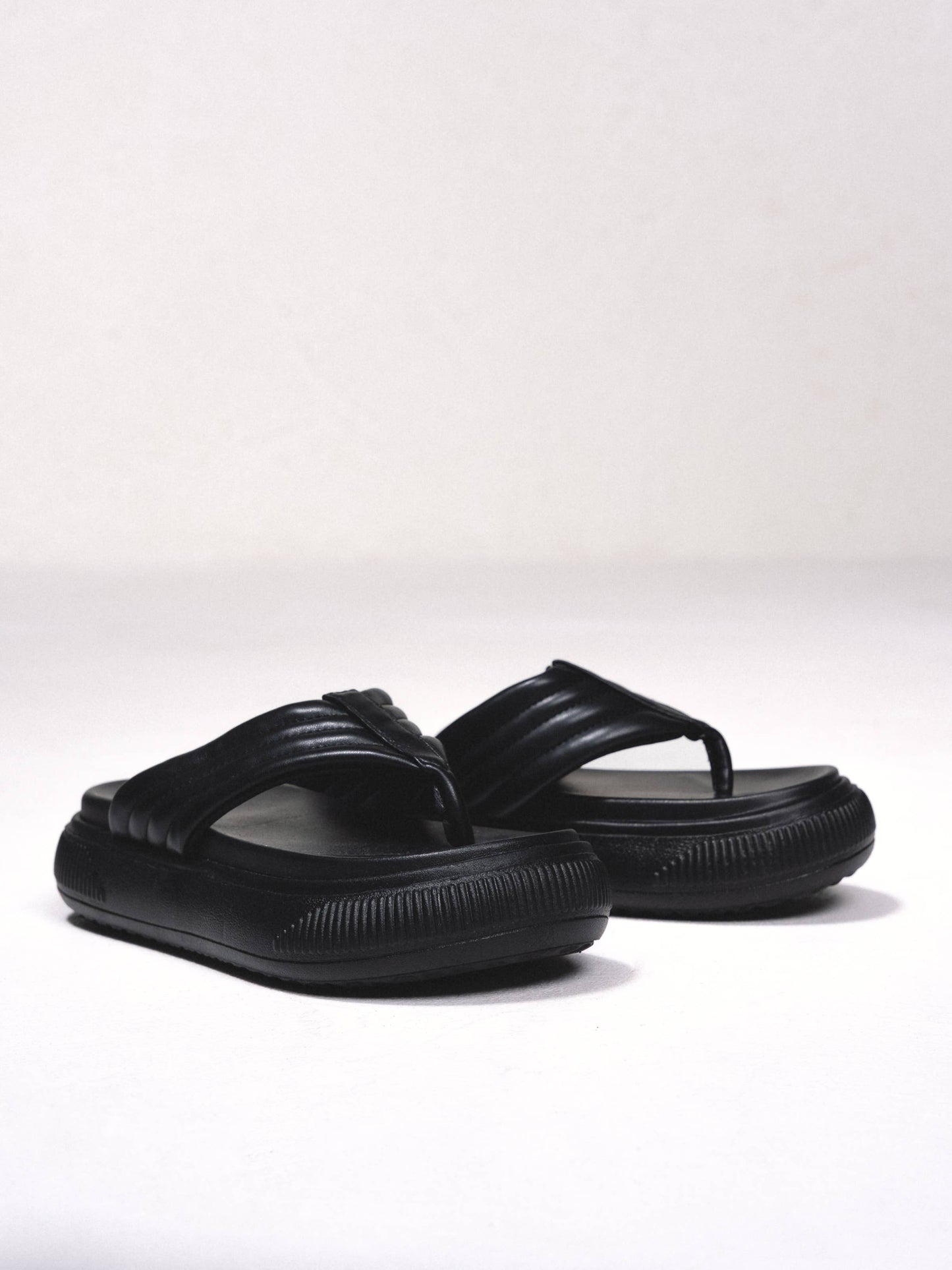 Sandali infradito platform con zeppa e fasce imbottite