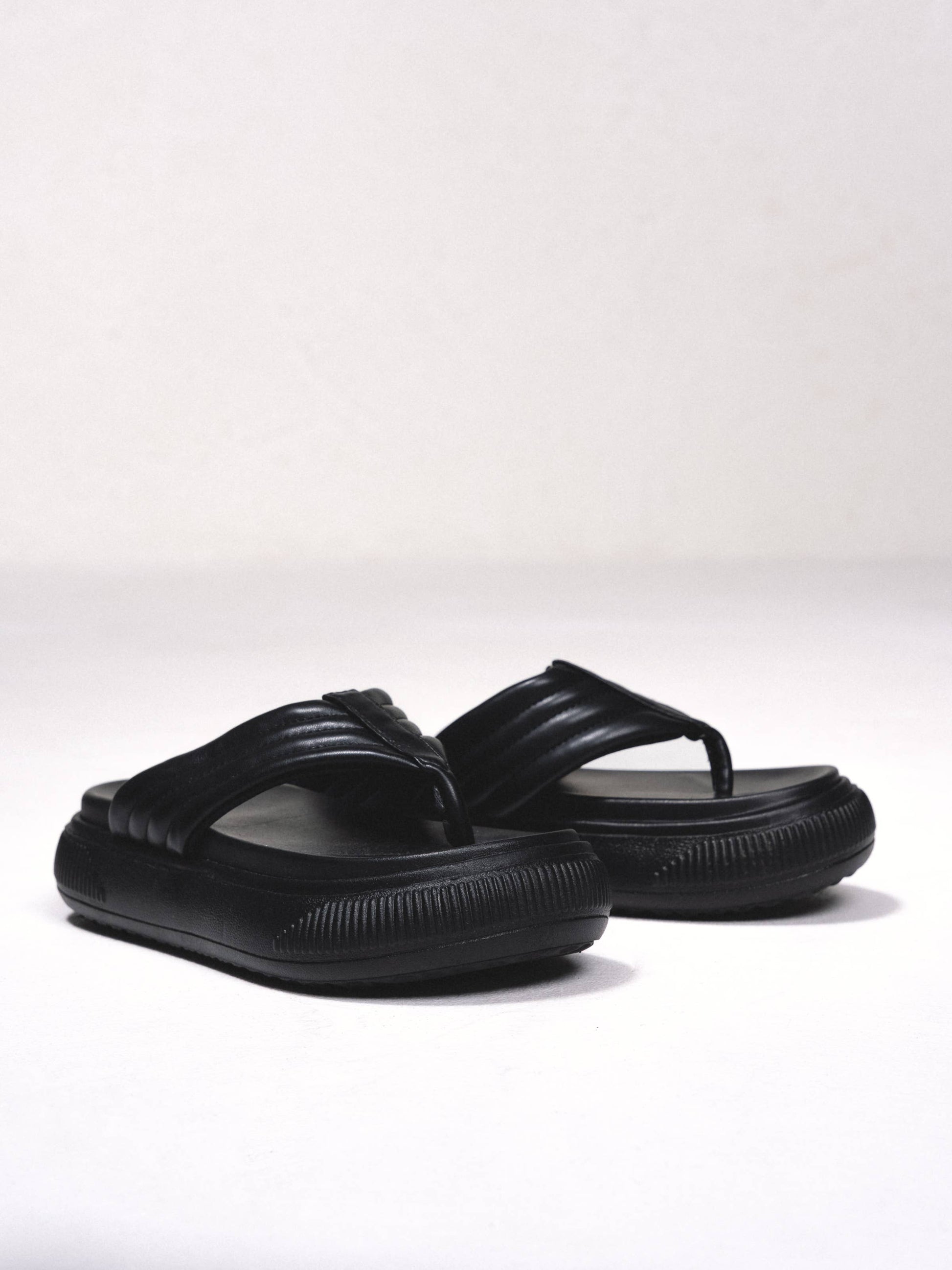 Sandali infradito platform con zeppa e fasce imbottite