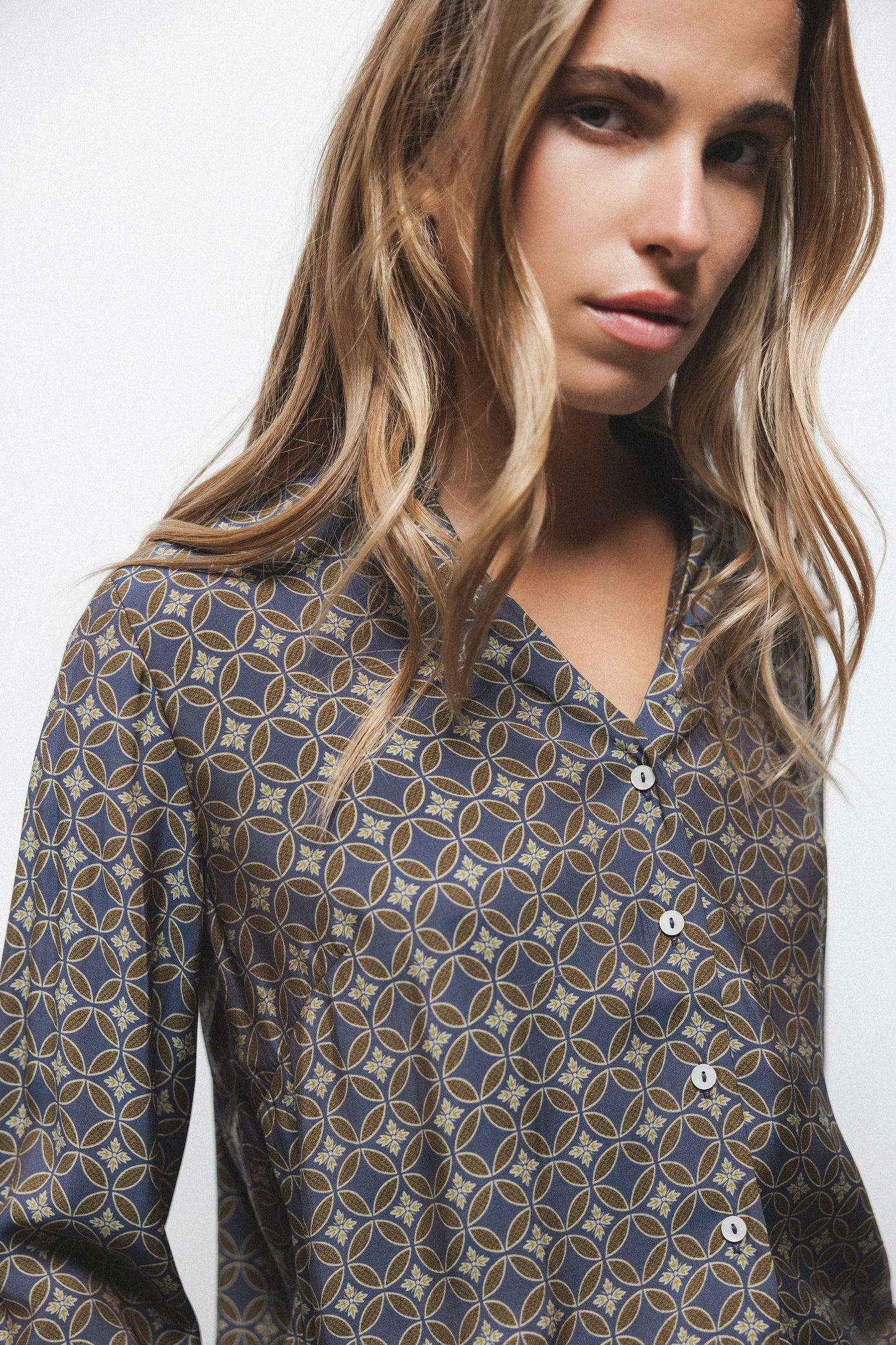 Blusa con motivo geometrico e scollo a V