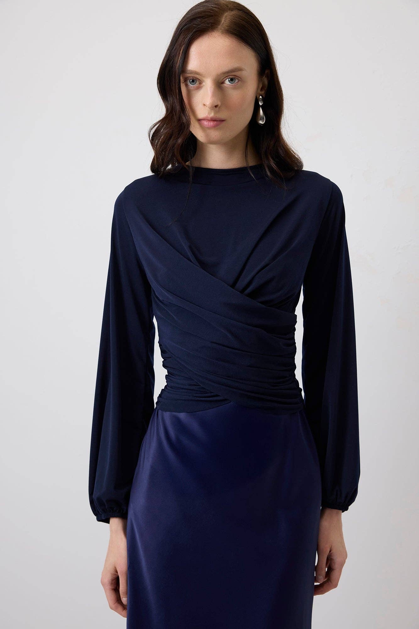 Abito lungo blu navy drappeggiato con maniche a palloncino