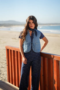 Gilet trapuntato in denim con laccetti