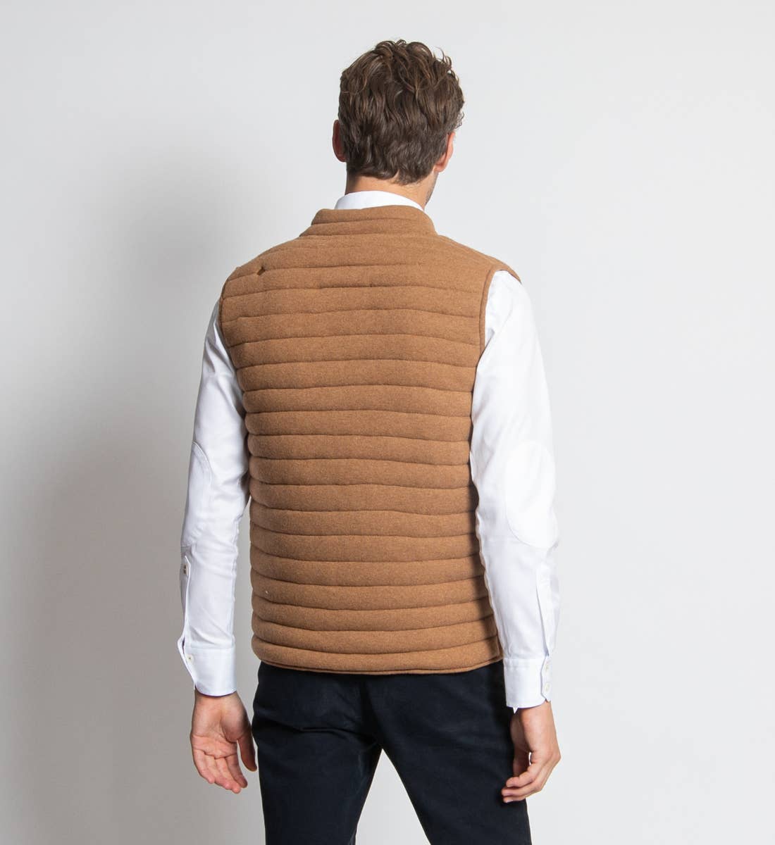Gilet imbottito in lana merino con tasche color cammello