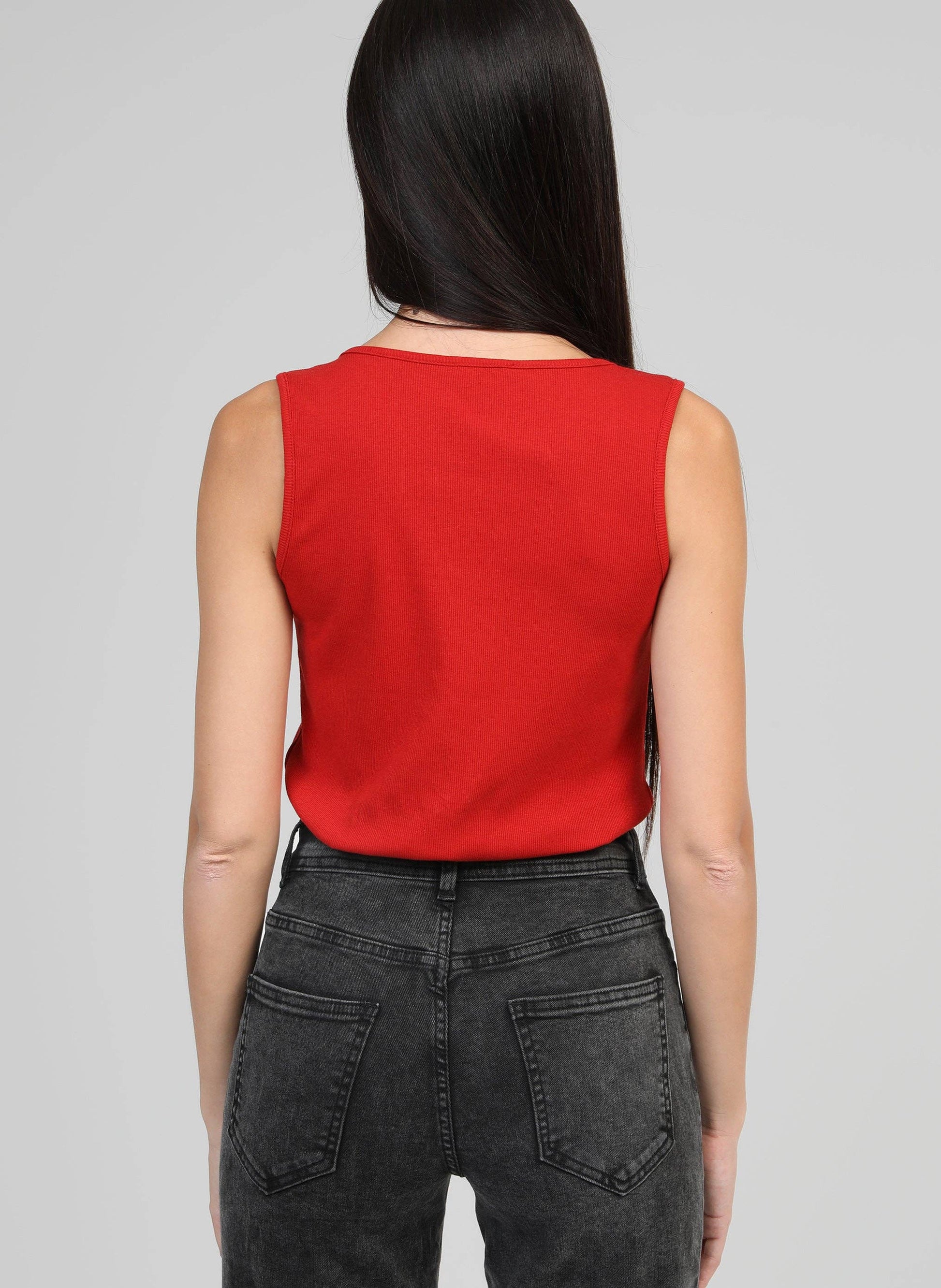Top a coste rosso con scollo quadrato