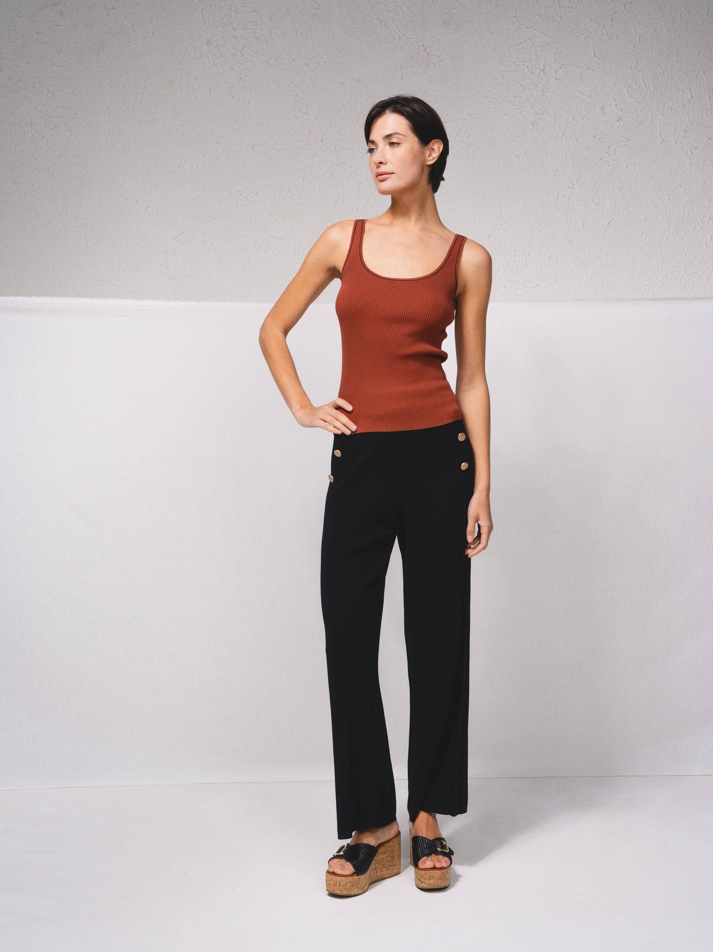 Top in maglia a coste con profili a contrasto