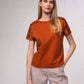 T-shirt in cotone con bottoni decorativi sulle maniche
