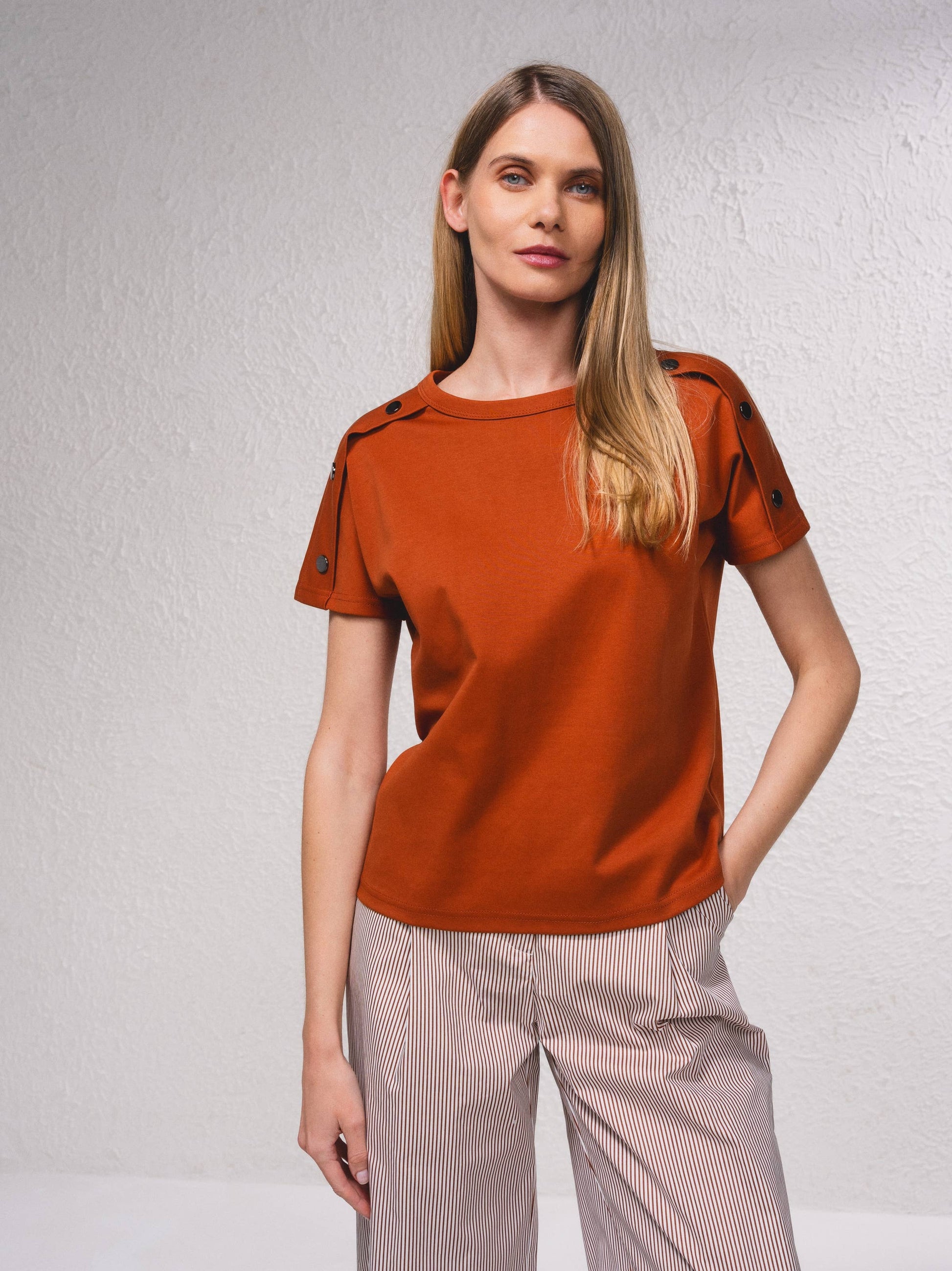T-shirt in cotone con bottoni decorativi sulle maniche