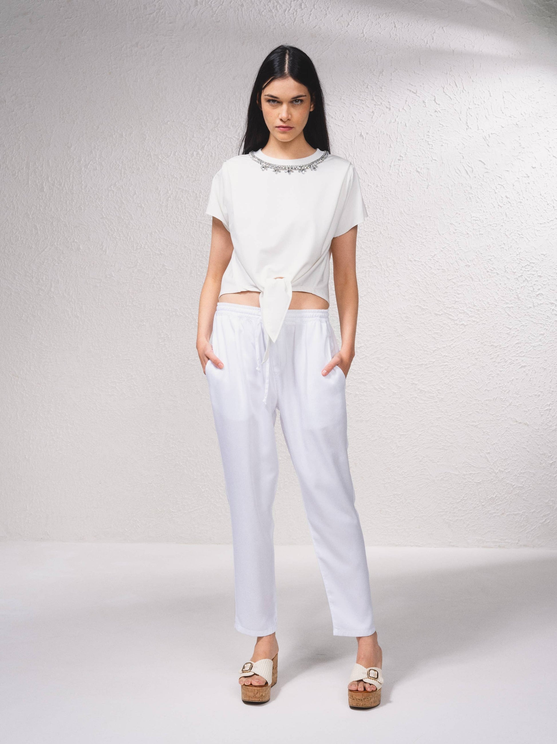 T-shirt crop con fiocco e applicazioni gioiello