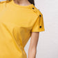 T-shirt in cotone con bottoni decorativi sulle maniche